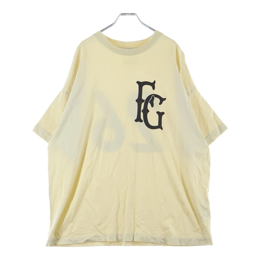 FEAR OF GOD(フィアオブゴッド) FGロゴプリント クルーネック 半袖Tシャツ アイボリー
