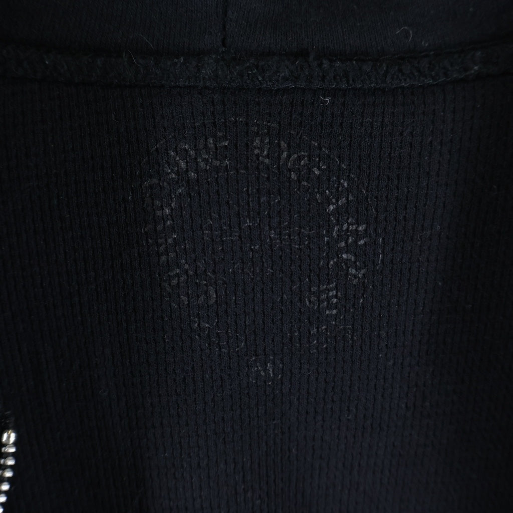 CHROME HEARTS(クロムハーツ) CHプラス スクロールラベル プリント 裏地サーマル ダガージップアップパーカー