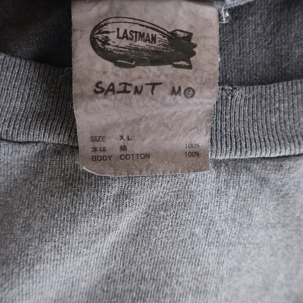 SAINT MICHAEL(セントマイケル) 24SS × LASTMAN Print ラストマン フロントプリント ダメージ加工 クルーネック Tシャツ チャコールグレー SM-YS8-0000-C44