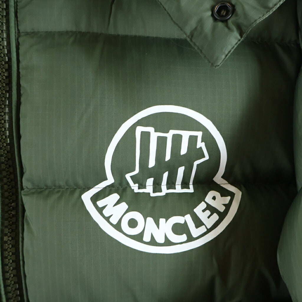MONCLER(モンクレール) 20AW ×UNDEFEATED アンディフィーテッド ARENSKY アレンスキー ロゴプリント ダウンジャケット カーキ F20921A51710