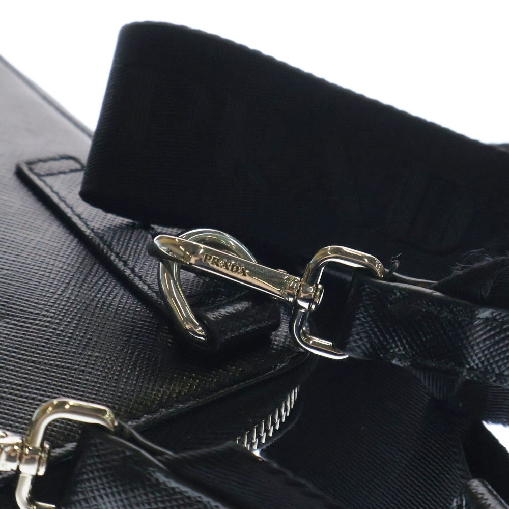 PRADA(プラダ) サフィアーノ トライアングルロゴプレート レザーショルダーバッグ スマートフォンケース ブラック 2ZH126 三角ロゴ