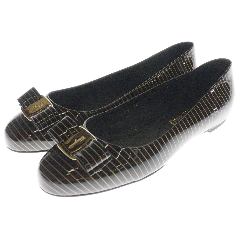 Salvatore Ferragamo(サルヴァトーレ フェラガモ) ヴァラリボン パテントレザー ストライプ パンプス ブラック レディース