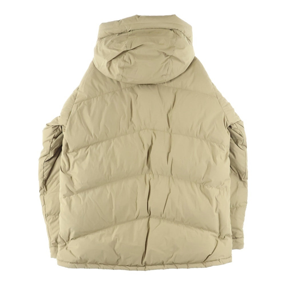 WOOLRICH(ウールリッチ) ロゴワッペン付 フーデッドダウンジャケット 袖刺繍ブルゾン ベージュ WJOU0032