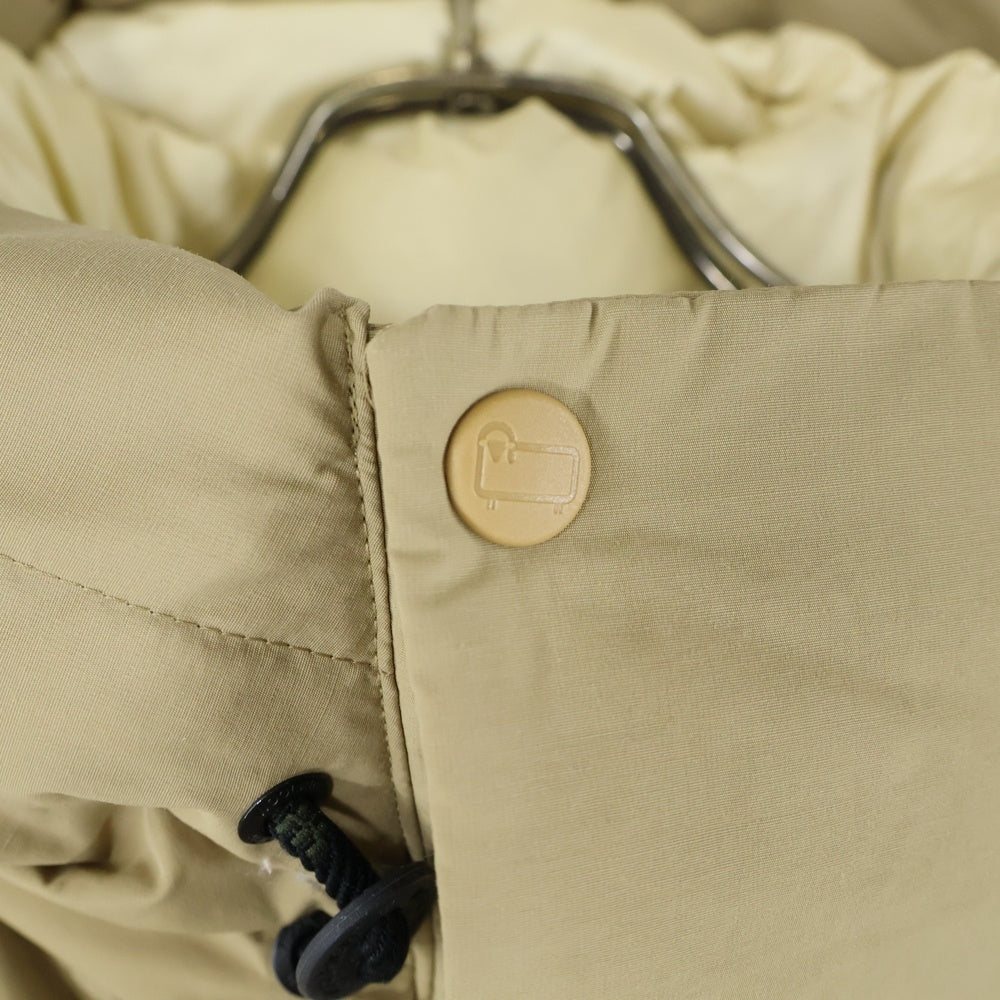 WOOLRICH(ウールリッチ) ロゴワッペン付 フーデッドダウンジャケット 袖刺繍ブルゾン ベージュ WJOU0032