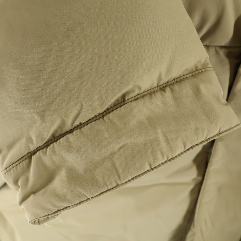 WOOLRICH(ウールリッチ) ロゴワッペン付 フーデッドダウンジャケット 袖刺繍ブルゾン ベージュ WJOU0032