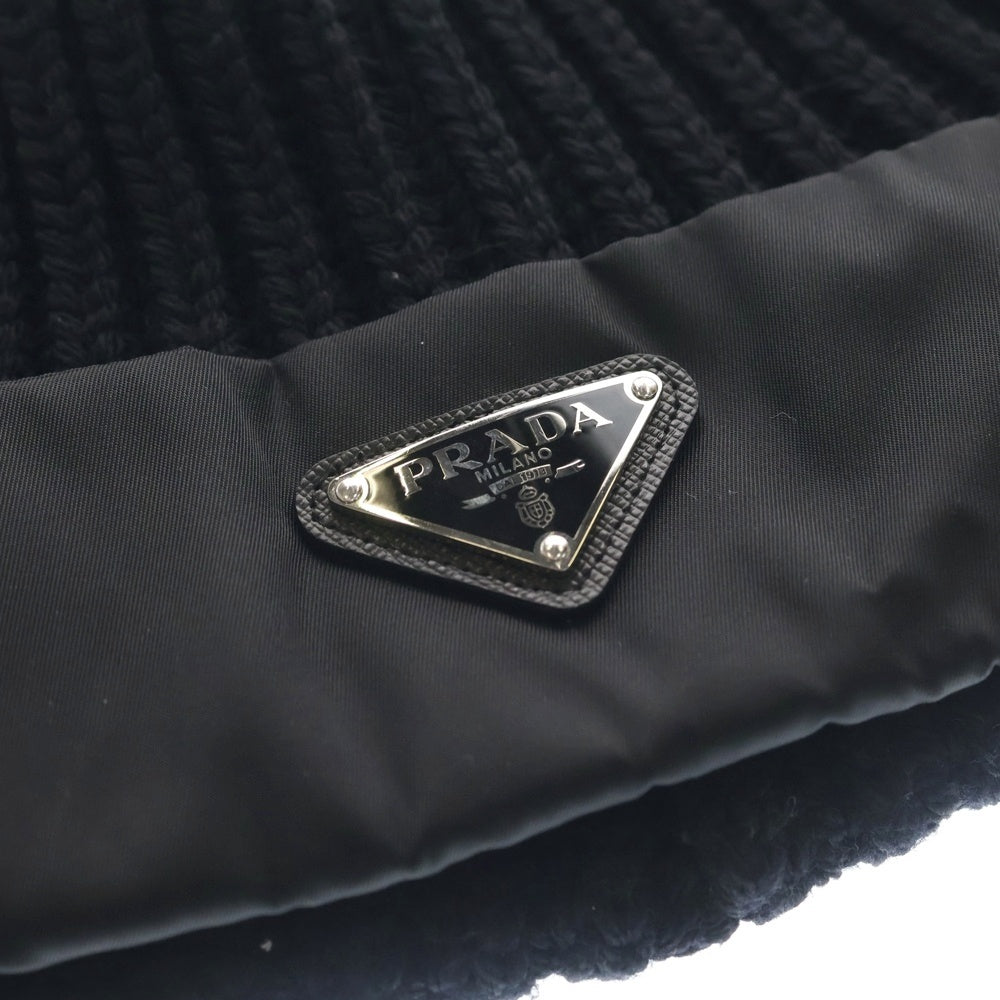 PRADA(プラダ) Re-Nylon トライアングルプレート ニット帽ブラック