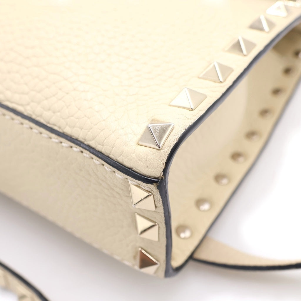 VALENTINO GARAVANI(ヴァレンチノガラヴァーニ) ロックスタッズ スモールショルダーバッグ アイボリー レザー ゴールド金具 レディース