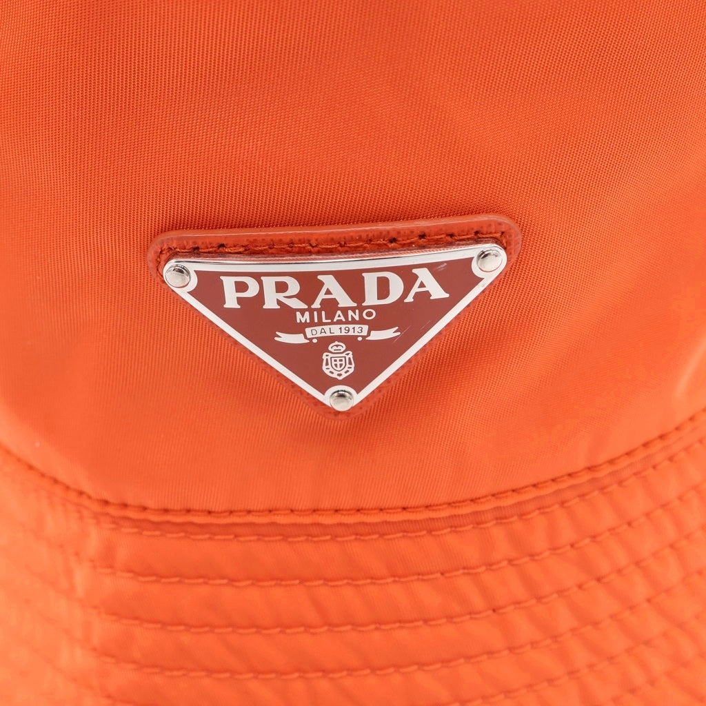 PRADA(プラダ) ロゴ三角プレート バケットハット 帽子 オレンジ ナイロン #M レディース