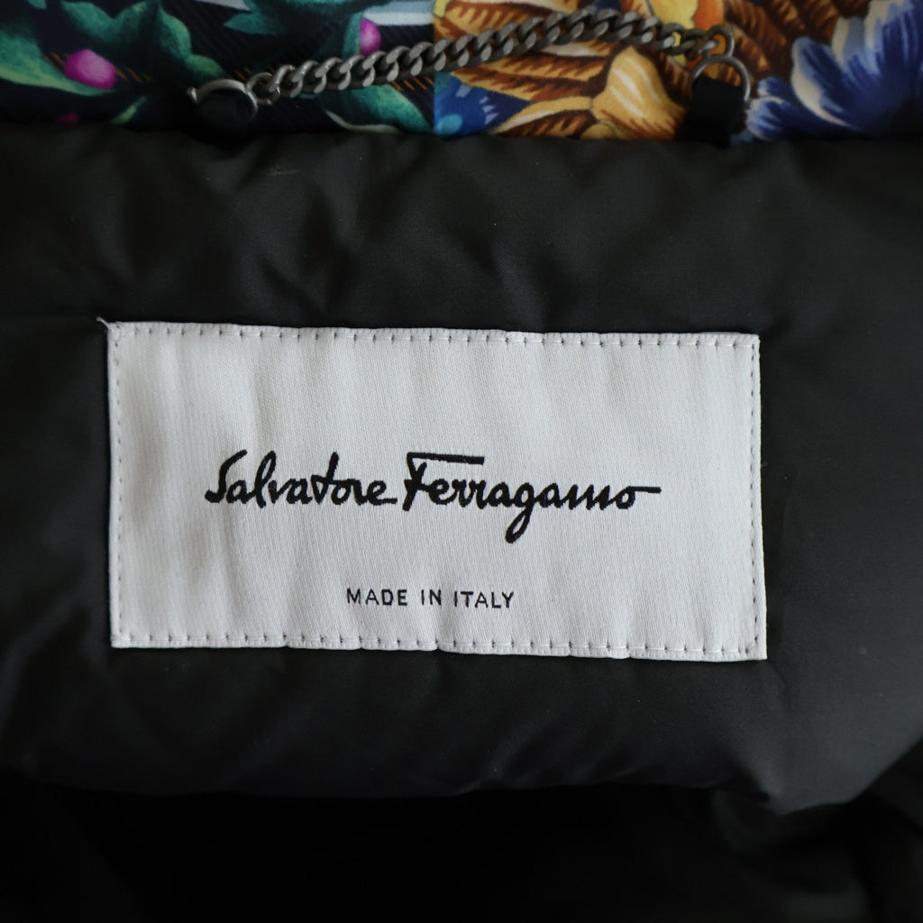 Salvatore Ferragamo(サルヴァトーレ フェラガモ) 総柄プリント スタンドカラー スナップボタン 中綿ジャケット ブラック/グリーン 13FS75 レディース