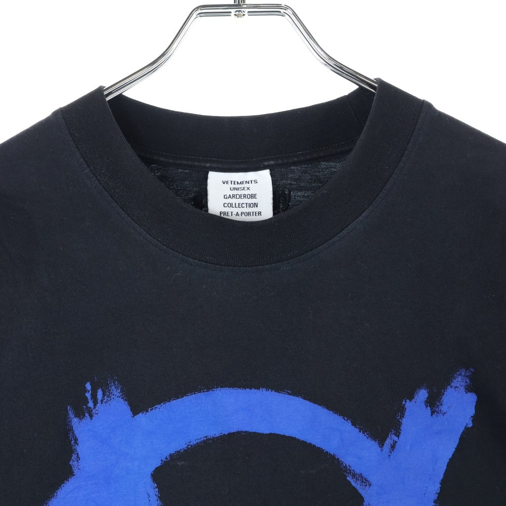 VETEMENTS(ヴェトモン) 24SS ANARCHY アナーキープリント 半袖Tシャツ クルーネックカットソー ブラック UE64TR990BN