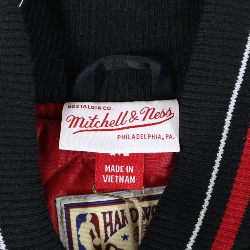 NBA(エヌビーエー) NBA CHICAGO BULLS HEVYWEIGHT JACKET シカゴブルズ サテン スタジャン ジャケット ブラック/レッド