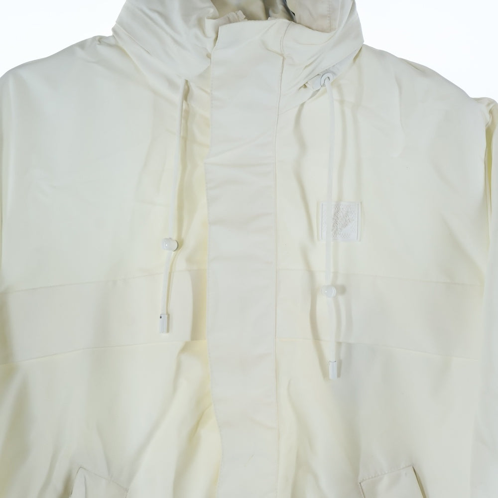 LOUIS VUITTON(ルイヴィトン) ロゴパッチ シグネチャー ウインドブレーカー ホワイト 1AHUGZ