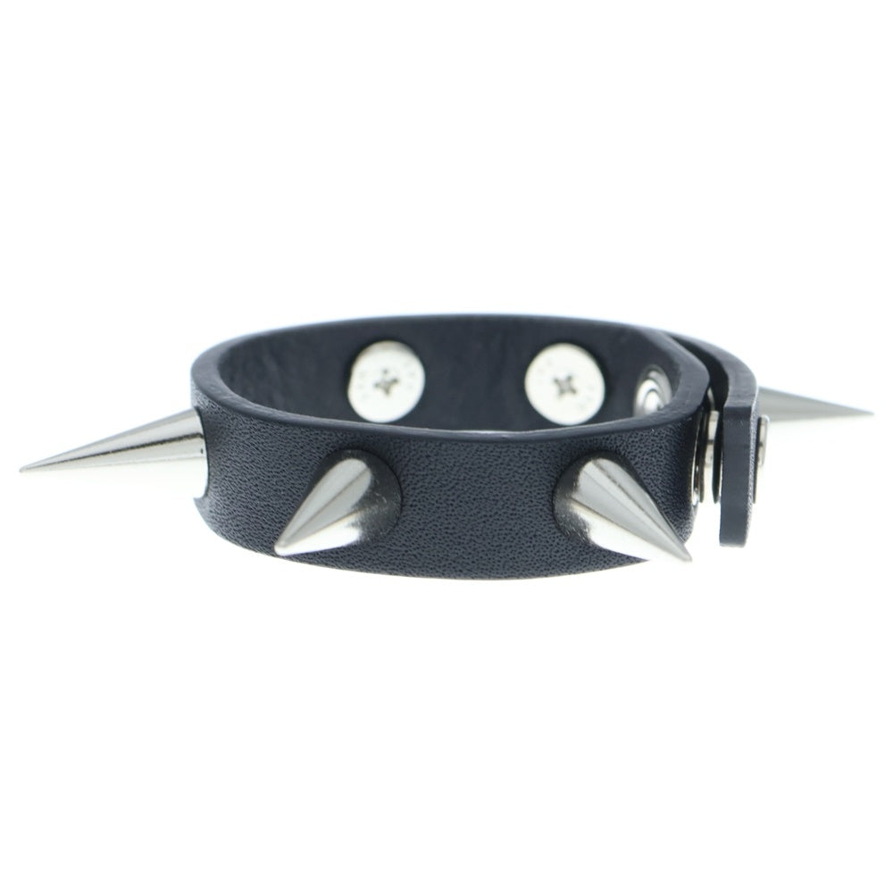 UNDERCOVER(アンダーカバー) 25SS カウハイドレザー ブレスレット コーンスタッズロゴ箔押しプリントスナップボタンバングル ブラック/シルバー UP1E4A04