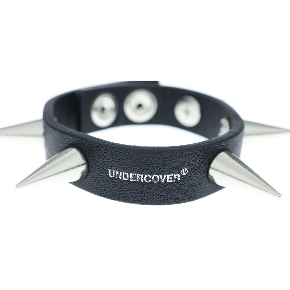 UNDERCOVER(アンダーカバー) 25SS カウハイドレザー ブレスレット コーンスタッズロゴ箔押しプリントスナップボタンバングル ブラック/シルバー UP1E4A04