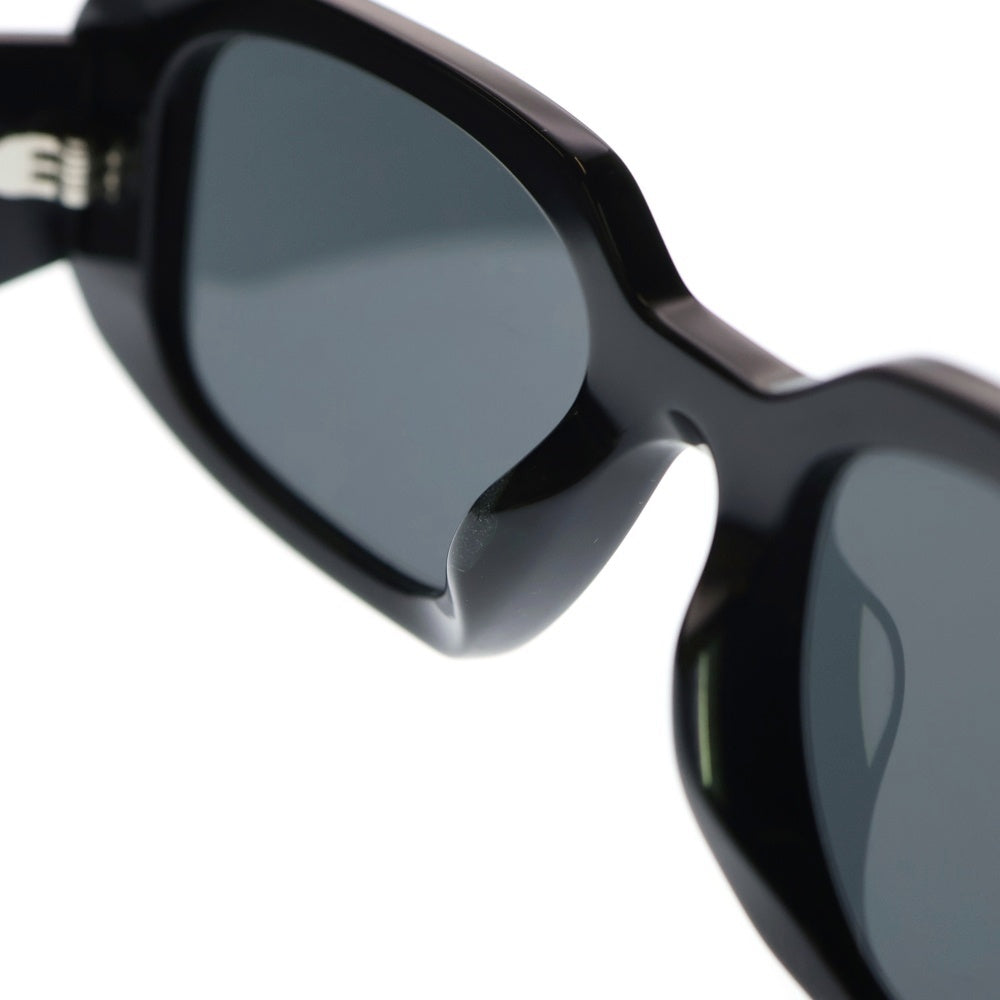 美品✨ プラダ サングラス ブラック SPR17W ロゴ PRADA(プラダ) サイドロゴ スクエアサングラス アイウェア ブラック