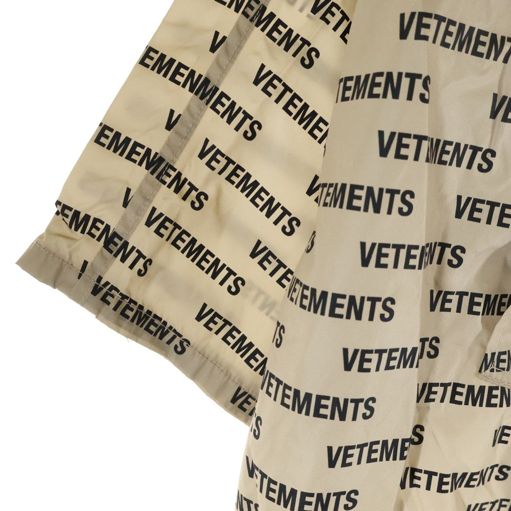 VETEMENTS(ヴェトモン) 18AW MONOGRAM RAINCOAT ロゴ総柄 ナイロン ロングコート レインコート ベージュ UAH19JA301