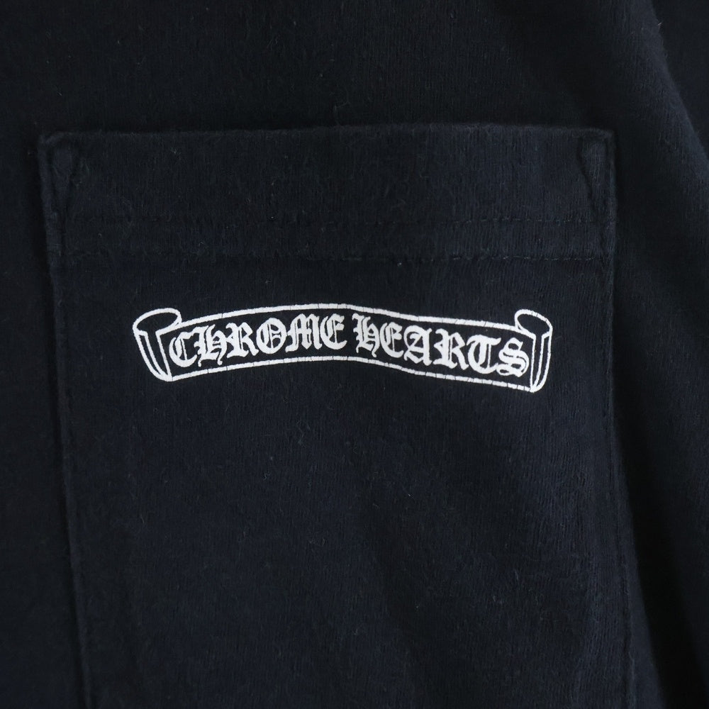 CHROME HEARTS(クロムハーツ) Scroll Logo L/S Pocket T-shirt スクロールロゴ 袖ロゴプリント クルーネック長袖ポケットTシャツ カットソー ブラック