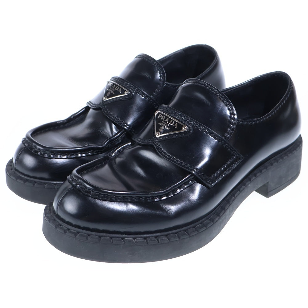 PRADA(プラダ) トライアングルロゴプレート ブラッシュドレザー ローファー ブラック 2DE127