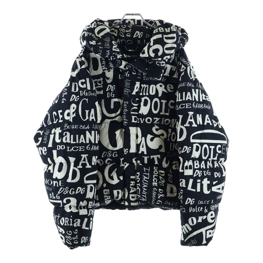 DOLCE & GABBANA(ドルチェアンドガッバーナ) レタリング総柄 ジップアップ フーデットダウンジャケット ブラック/ホワイト G9QX5T/HSMMF