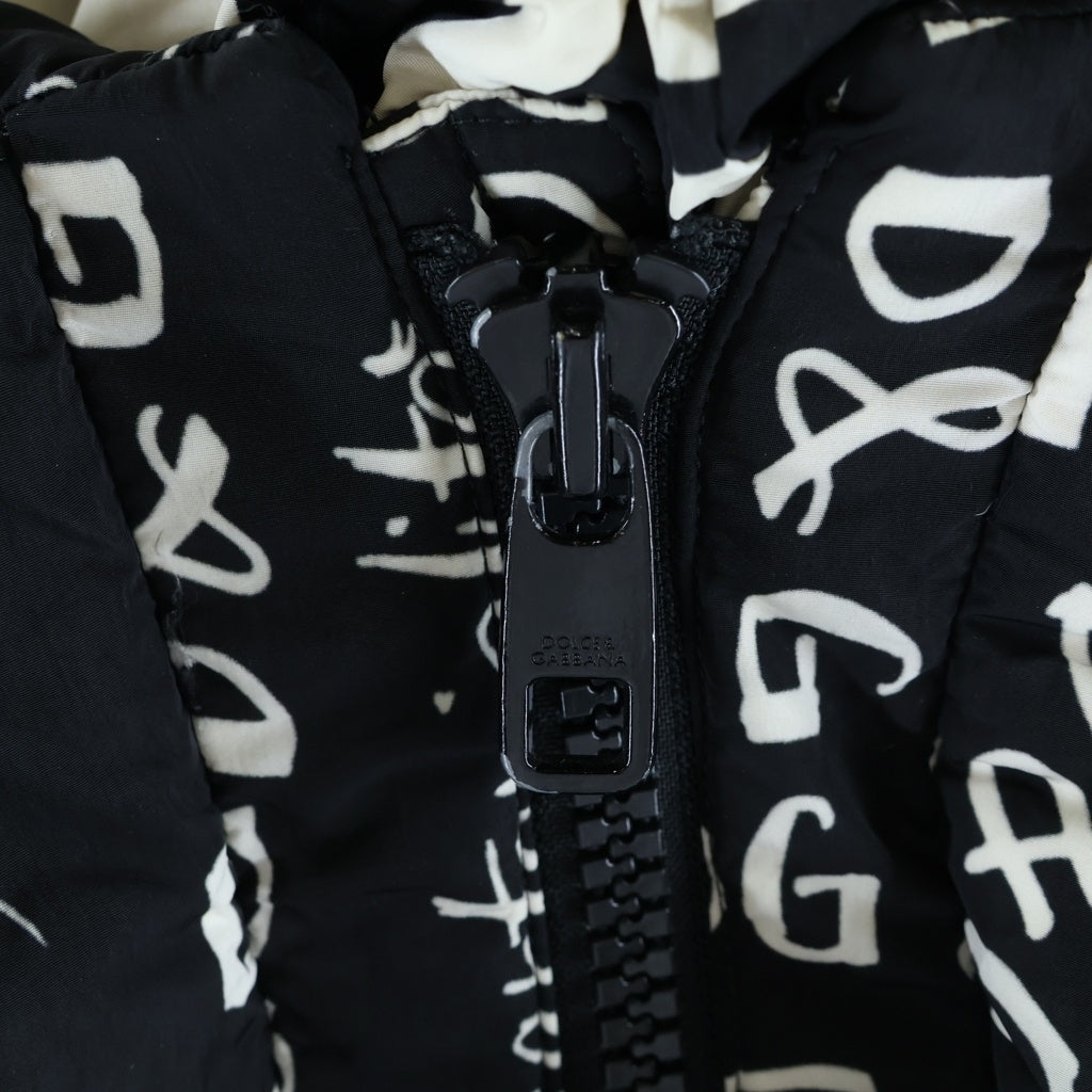 DOLCE & GABBANA(ドルチェアンドガッバーナ) レタリング総柄 ジップアップ フーデットダウンジャケット ブラック/ホワイト G9QX5T/HSMMF