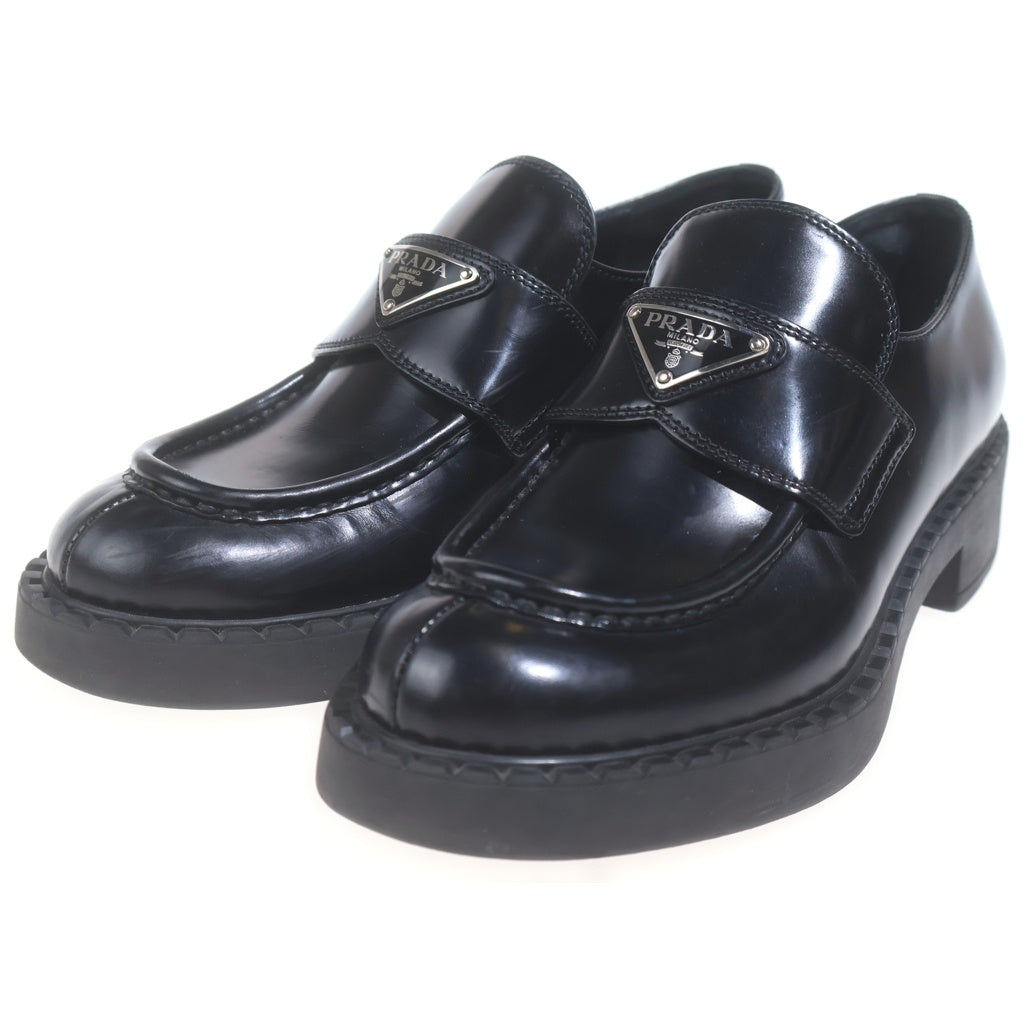 PRADA(プラダ) トライアングルロゴプレート レザーローファー ブラック レディース