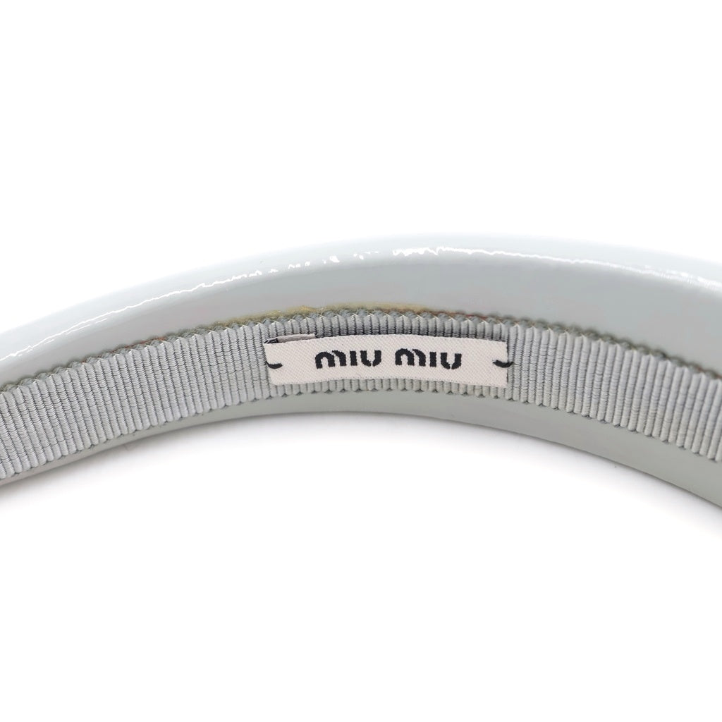 miumiu(ミュウミュウ) パテントレザー ロゴ カチューシャ グレー 5IH025 レディース