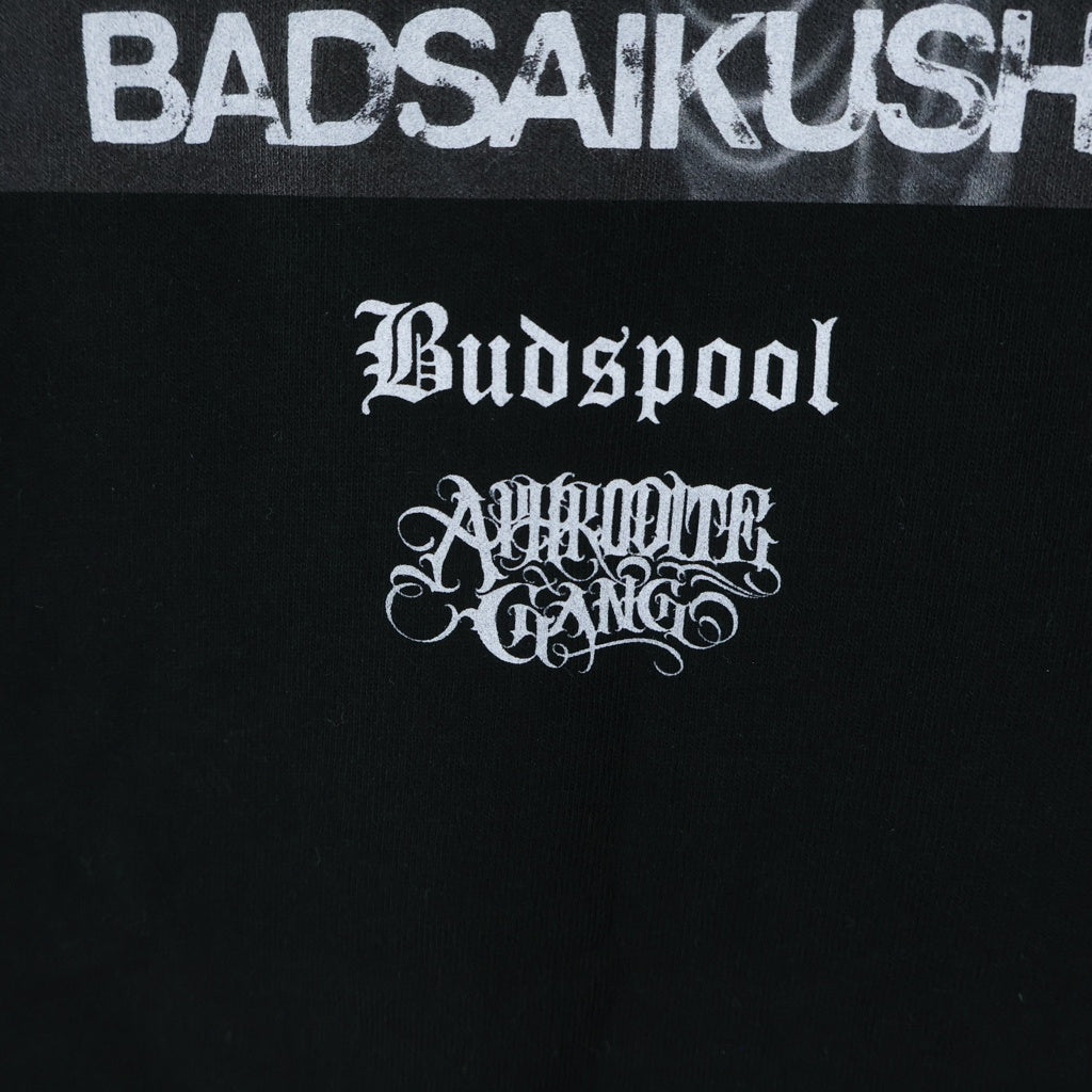 BUDSPOOL(バッズプール) BADSAIKUSH グラフィックプリント半袖Tシャツ カットソー ブラック