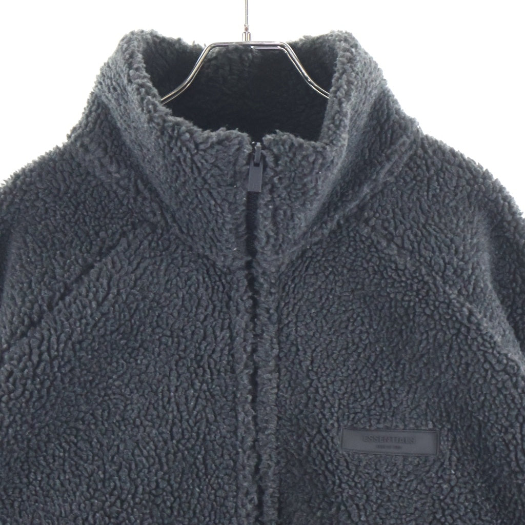 FEAR OF GOD ESSENTIALS(フィアオブゴッド エッセンシャルズ) FLEECE 胸ラバーロゴプレート ジップアップ フリースジャケット グレー