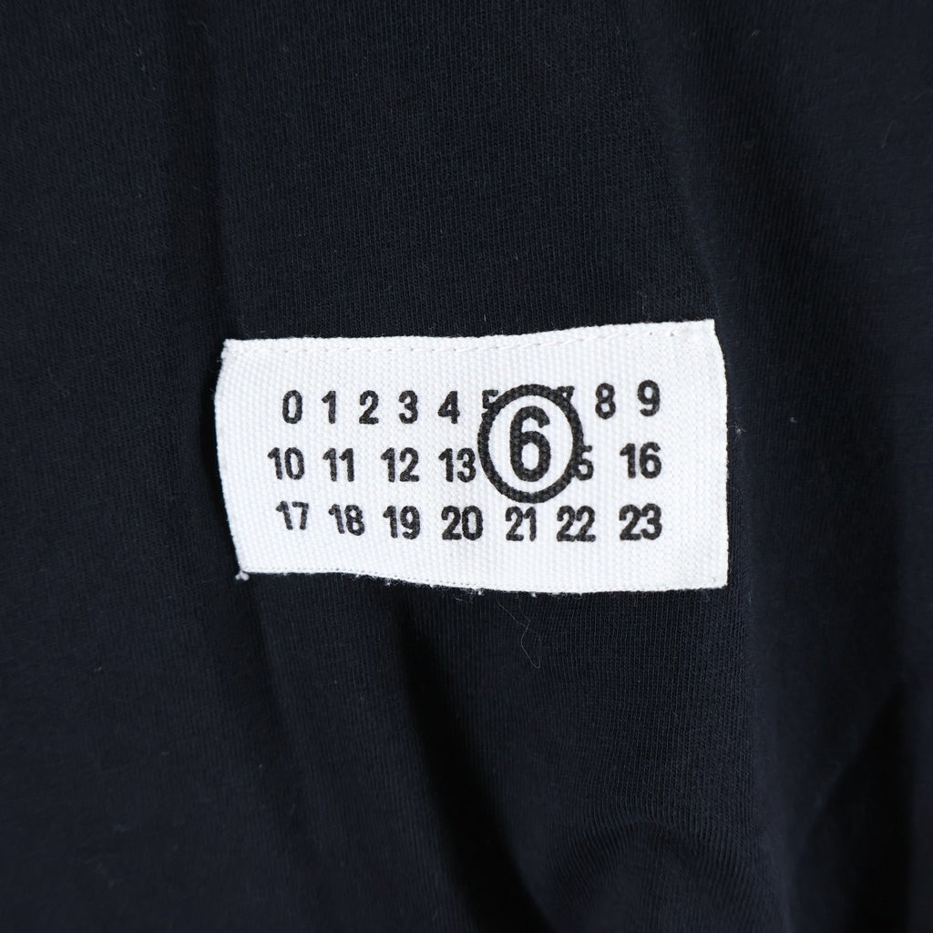 MM6 Maison Margiela(エムエムシックスメゾンマルジェラ) 25AW ナンバリングロゴ クルーネック長袖Tシャツ ロングスリーブカットソー ブラック SH0GC0034 S24312