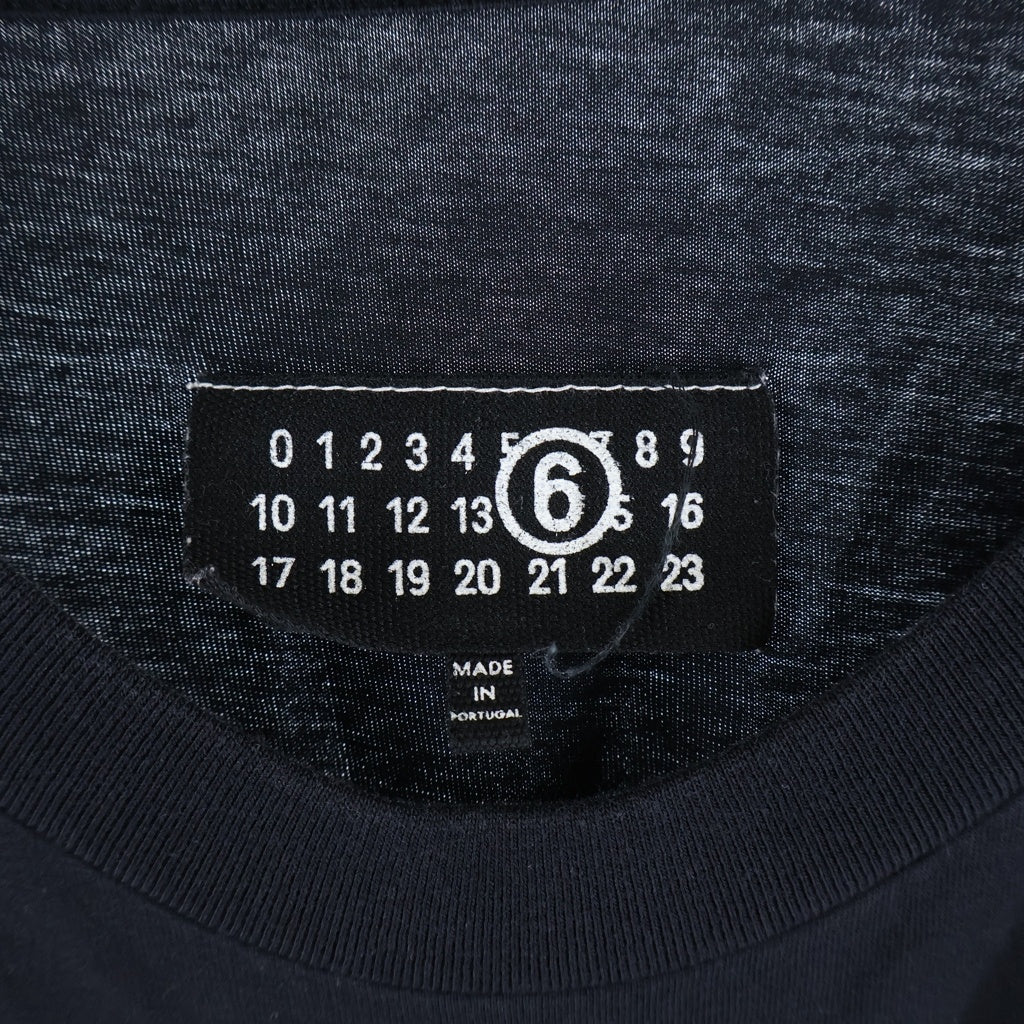 MM6 Maison Margiela(エムエムシックスメゾンマルジェラ) 25AW ナンバリングロゴ クルーネック長袖Tシャツ ロングスリーブカットソー ブラック SH0GC0034 S24312