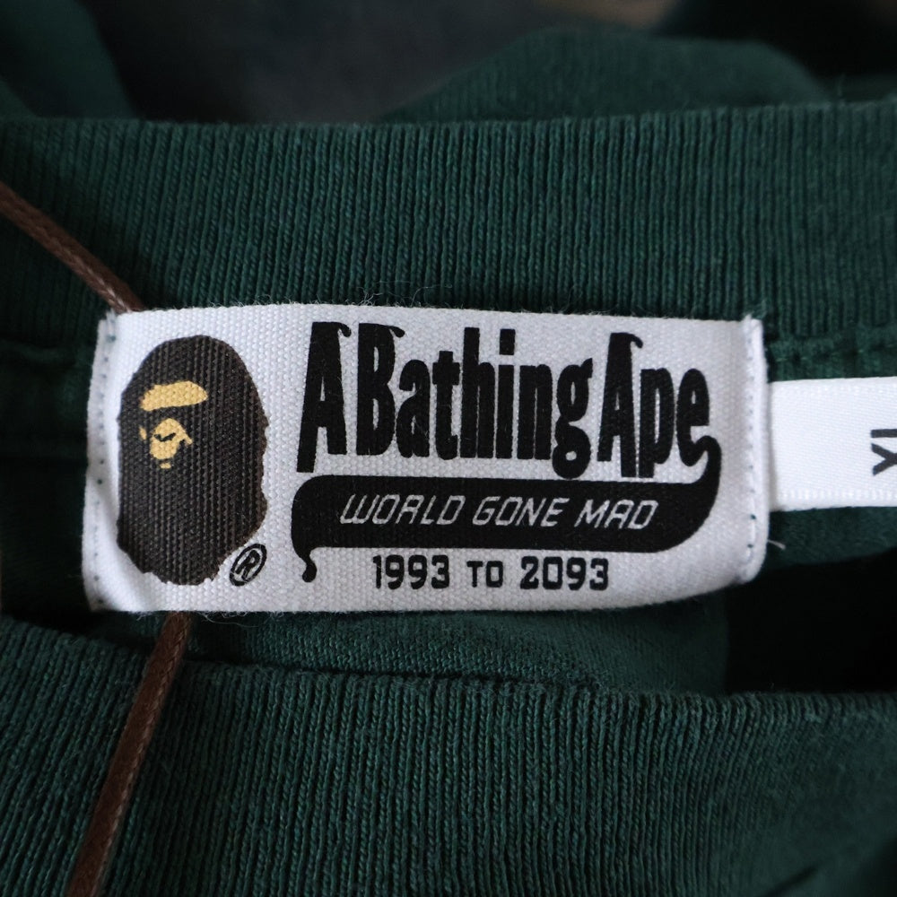 A BATHING APE(アベイシングエイプ) HAND DYE COLLEGE RELAXED FIT Tee フロントプリント クルーネック半袖Tシャツカットソー グリーン 001CSL301015M
