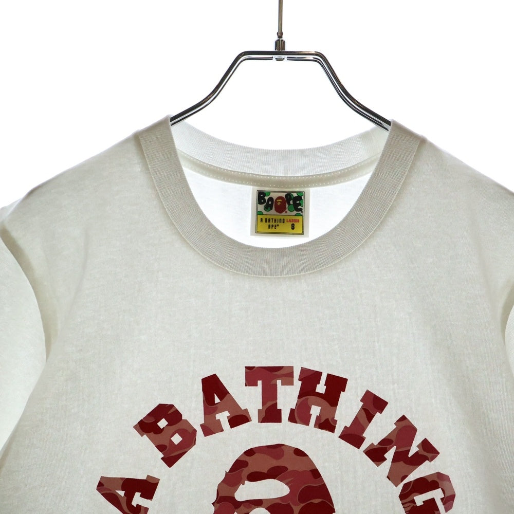 A BATHING APE(アベイシングエイプ) ABC CAMO COLLEGE TEE フロントプリント クルーネック半袖Tシャツカットソー レディース ホワイト/ピンク 001TEL8020005L