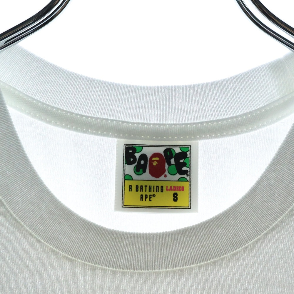 A BATHING APE(アベイシングエイプ) ABC CAMO COLLEGE TEE フロントプリント クルーネック半袖Tシャツカットソー レディース ホワイト/ピンク 001TEL8020005L