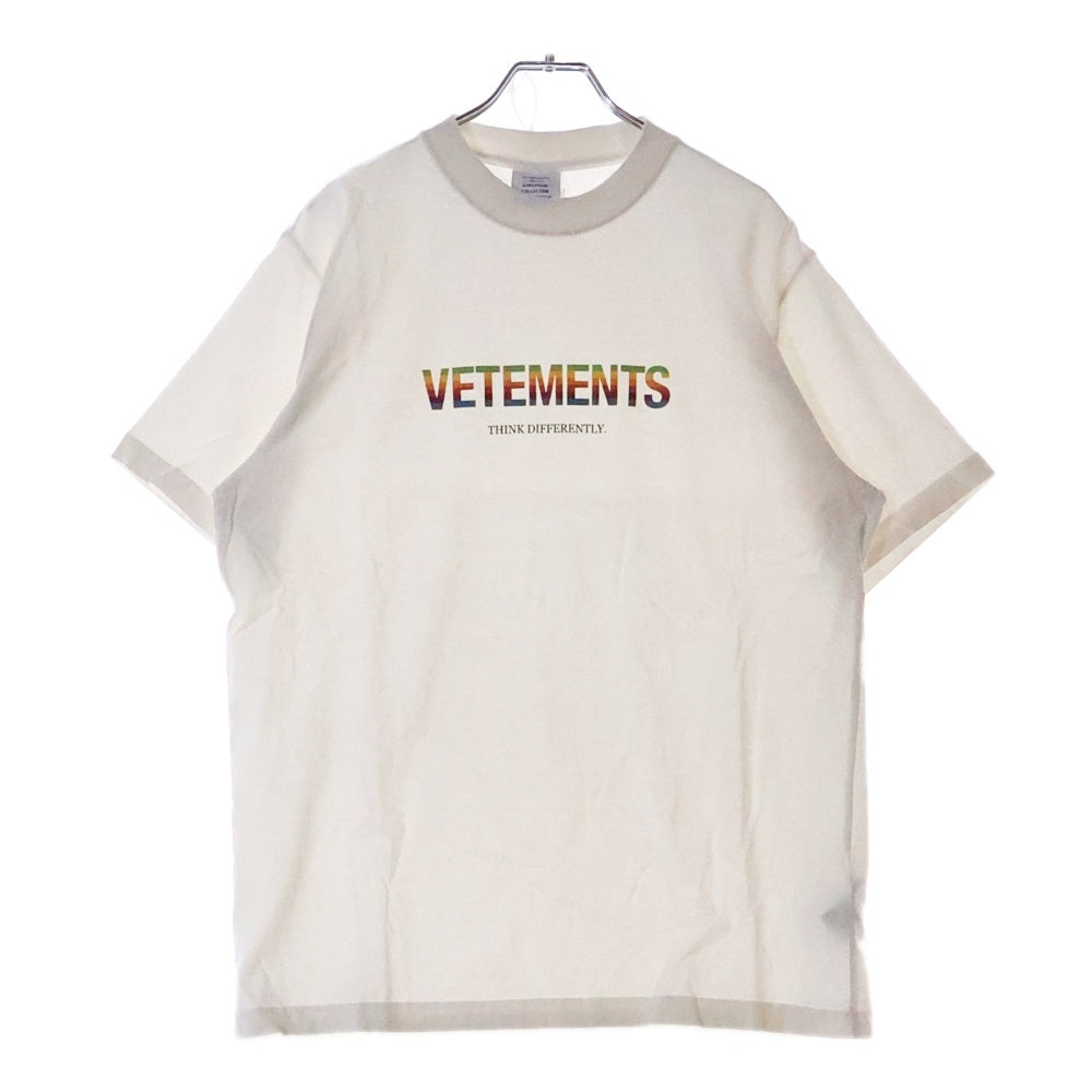 VETEMENTS(ヴェトモン) TINK DIFFERETLY ロゴプリント クルーネック半袖Tシャツカットソー ホワイト UE51TR620W