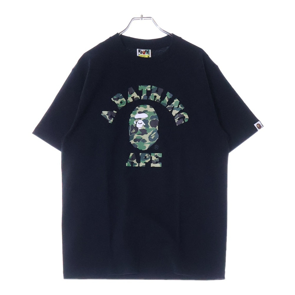 A BATHING APE(アベイシングエイプ) ABC CAMO COLLEGE TEE フロントプリント クルーネック半袖Tシャツカットソー ブラック/グリーン 001TEL801005M