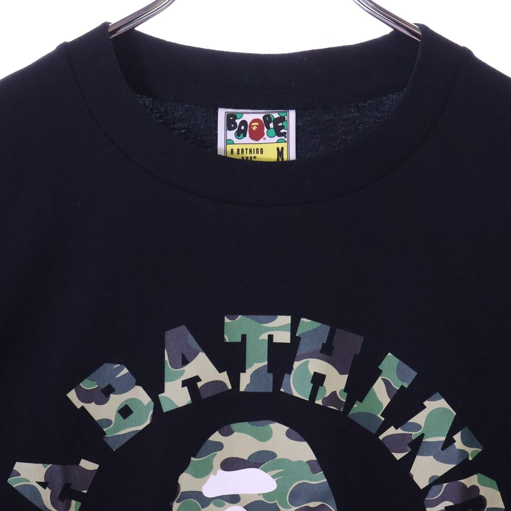 A BATHING APE(アベイシングエイプ) ABC CAMO COLLEGE TEE フロントプリント クルーネック半袖Tシャツカットソー ブラック/グリーン 001TEL801005M