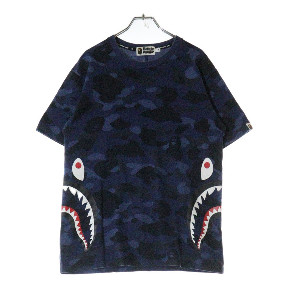A BATHING APE(アベイシングエイプ) CAMO SIDE SHARK サイドプリント 総柄 クルーネック半袖Tシャツカットソー ブルー/ブラック