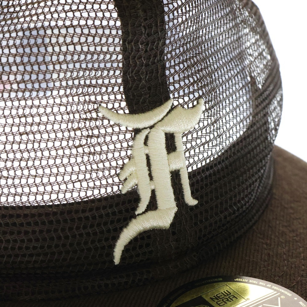 FEAR OF GOD ESSENTIALS(フィアオブゴッド エッセンシャルズ) ×New Era 59FIFTY MESH ×ニューエラ ロゴ刺しゅう メッシュキャップ 帽子 ブラウン