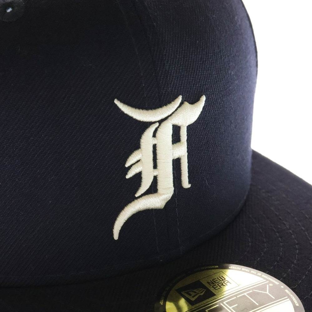FEAR OF GOD ESSENTIALS(フィアオブゴッド エッセンシャルズ) ×New Era 59FIFTY Fitted Cap ×ニューエラ ロゴ刺しゅう ベースボールキャップ 帽子 ネイビー