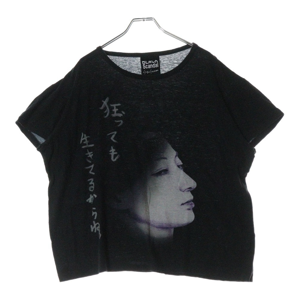 BLACK Scandal Yohji Yamamoto(ブラックスキャンダルヨウジヤマモト) 20SS 顔柄丸首A 内田すずめ 狂っても生きてるからね クルーネック半袖Tシャツカットソー ブラック HN-T18-273