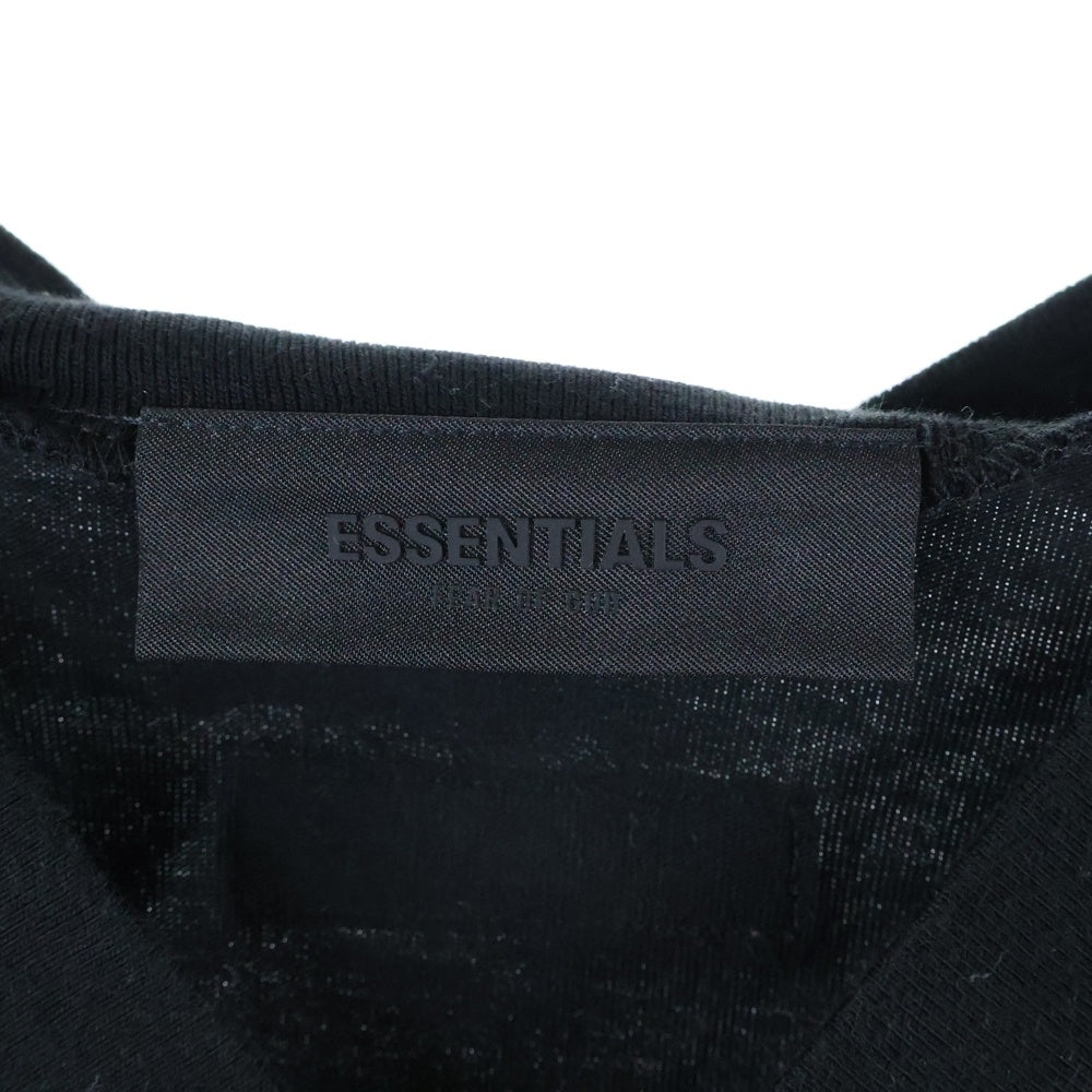 FEAR OF GOD ESSENTIALS(フィアオブゴッド エッセンシャルズ) バックラバーロゴプリント Vネック半袖Tシャツカットソー ブラック