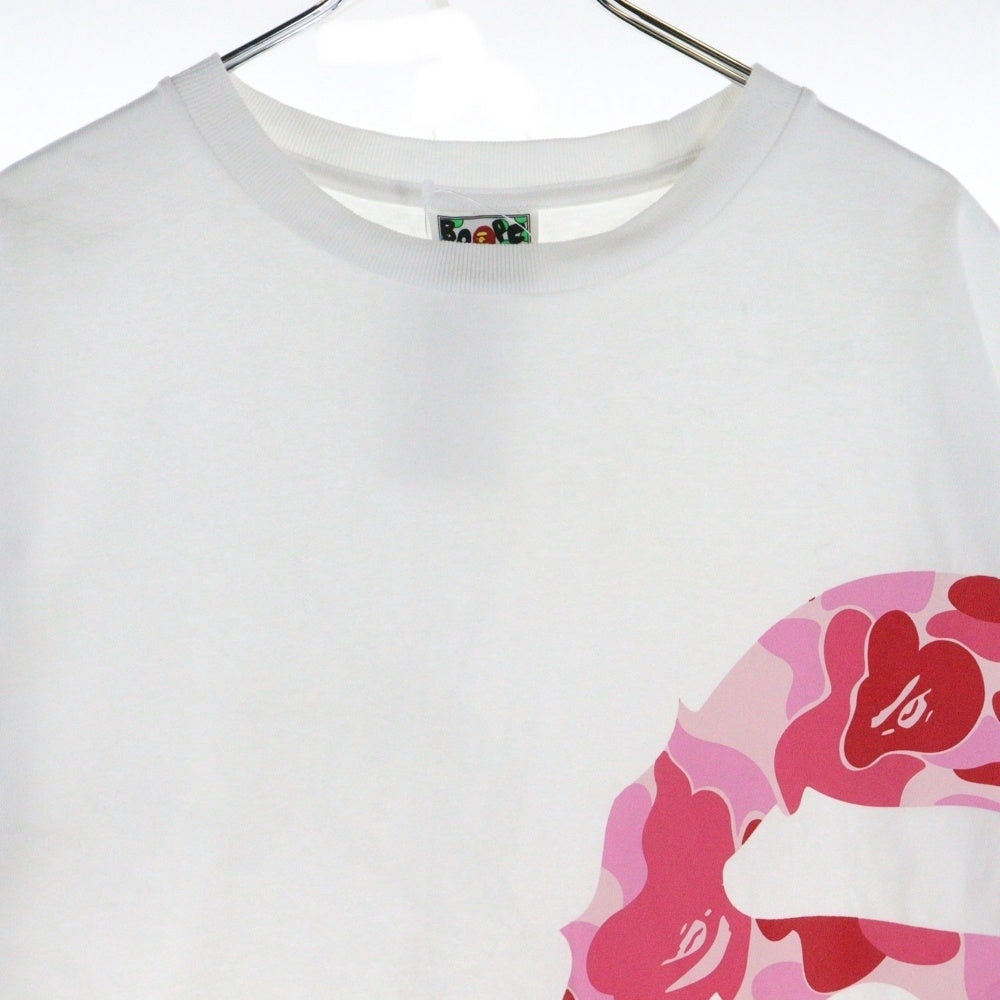 A BATHING APE(アベイシングエイプ) ABC CAMO SIDE BIG APE HEAD TEE サイドプリント クルーネック半袖Tシャツカットソー ホワイト/ピンク 001TEI301007M