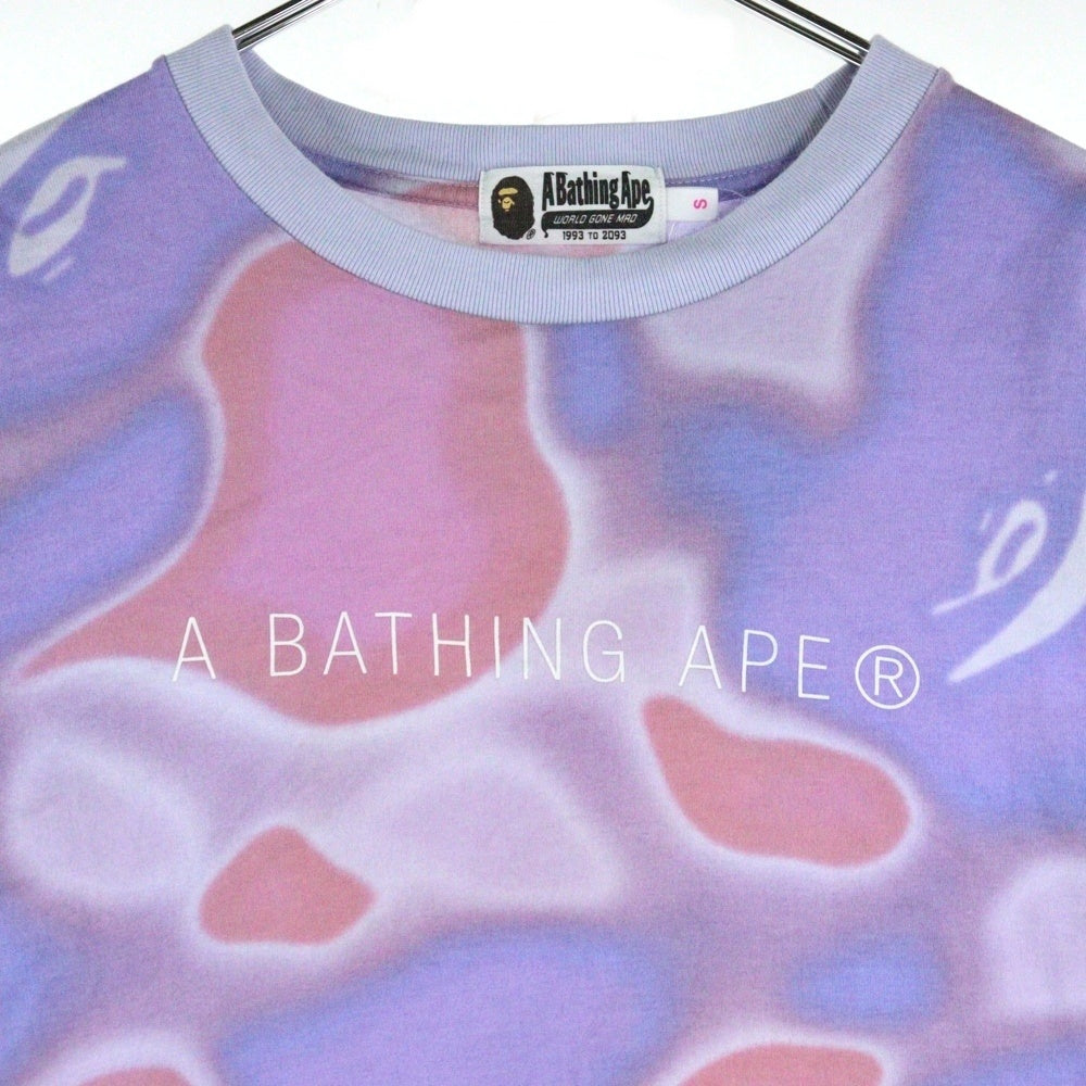 A BATHING APE(アベイシングエイプ) LIQUID CAMO カモ総柄 ロゴプリント クルーネック半袖Tシャツカットソー パープル 001CSK302003L
