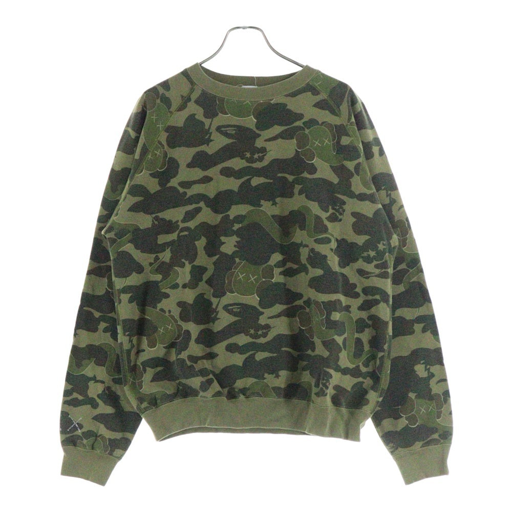 BAPE BY A BATHING APE(ベイプ ア ベイシング エイプ) ×KAWS bendy 1st camo green APE HEAD ×カウズ ベンディー ファーストカモエイプヘッド 総柄クルーネックスウェットトレーナー グリーン