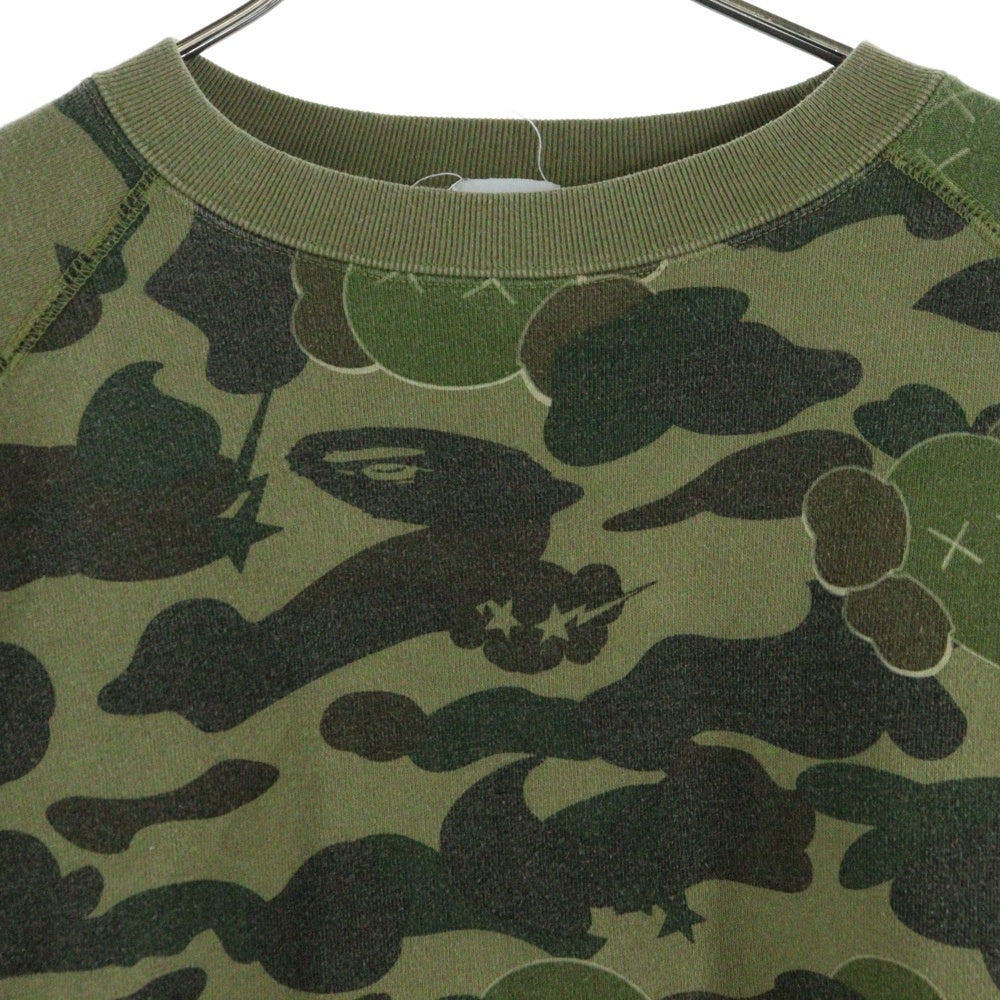 BAPE BY A BATHING APE(ベイプ ア ベイシング エイプ) ×KAWS bendy 1st camo green APE HEAD ×カウズ ベンディー ファーストカモエイプヘッド 総柄クルーネックスウェットトレーナー グリーン