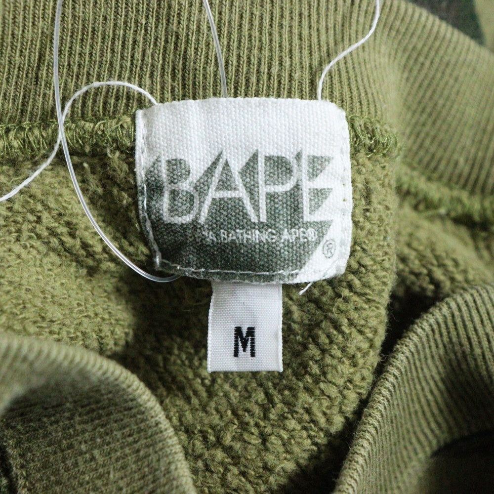 BAPE BY A BATHING APE(ベイプ ア ベイシング エイプ) ×KAWS bendy 1st camo green APE HEAD ×カウズ ベンディー ファーストカモエイプヘッド 総柄クルーネックスウェットトレーナー グリーン