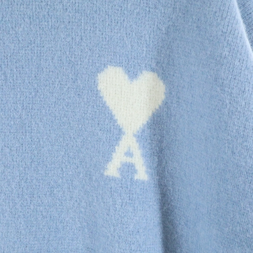 ami paris(アミパリス) ハートロゴ クルーネック長袖ニットセーター ライトブルー UKS836 KN0135