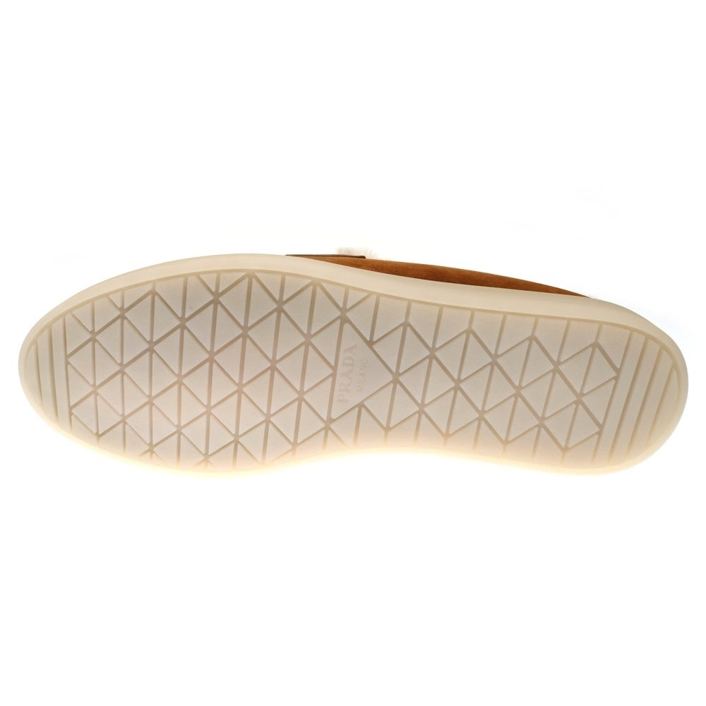 PRADA(プラダ) メタルロゴプレートファー付き スエードレザーローファー ブラウン 2DG124