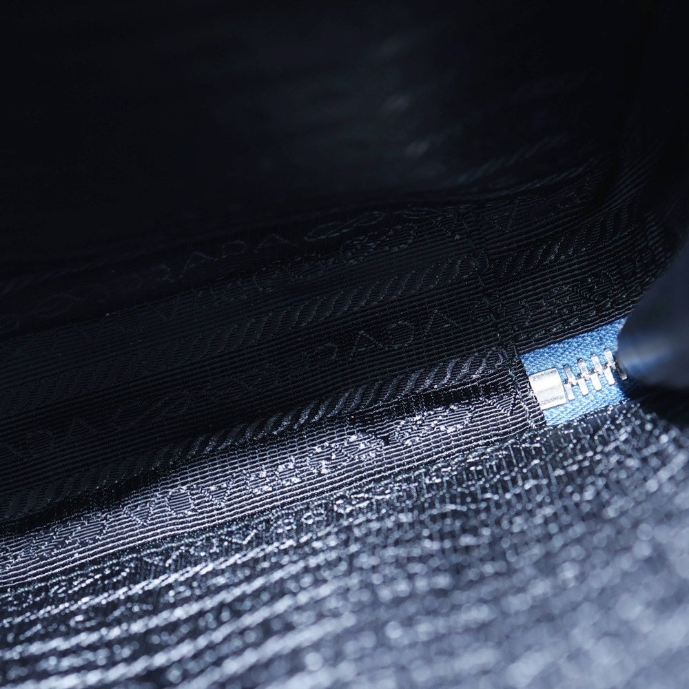 PRADA(プラダ) メタルロゴプレート サフィアーノ レザーボディ