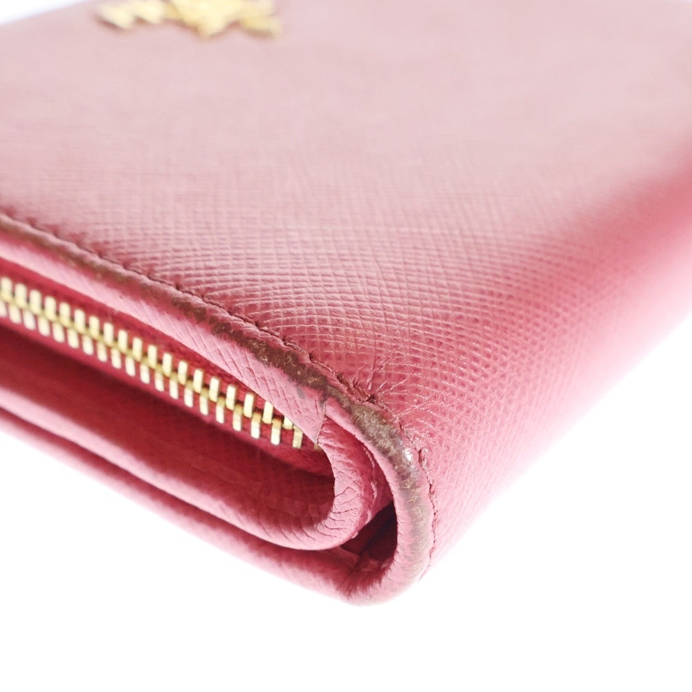 PRADA(プラダ) サフィアーノ ロゴプレート 二つ折り ジッパー付き レザー コンパクトウォレット ピンク レディース